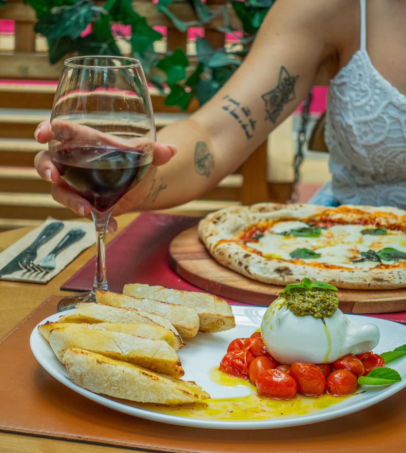 Burrata with pesto, bread and margherita pizza served with wine